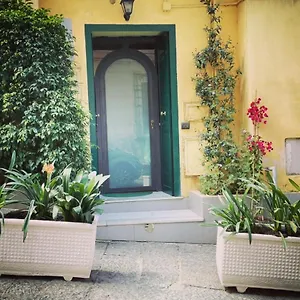 Apartment Jenniʻs Indipendent Tiny House, Naples