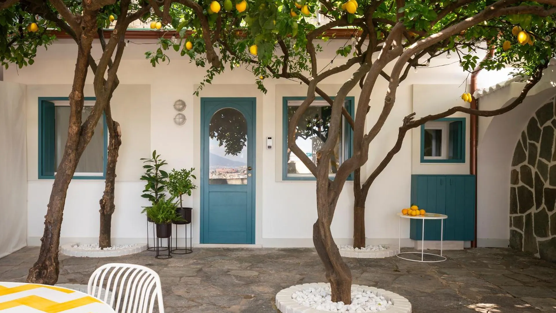 Jallo & Blue Petite Suite Naples Italy