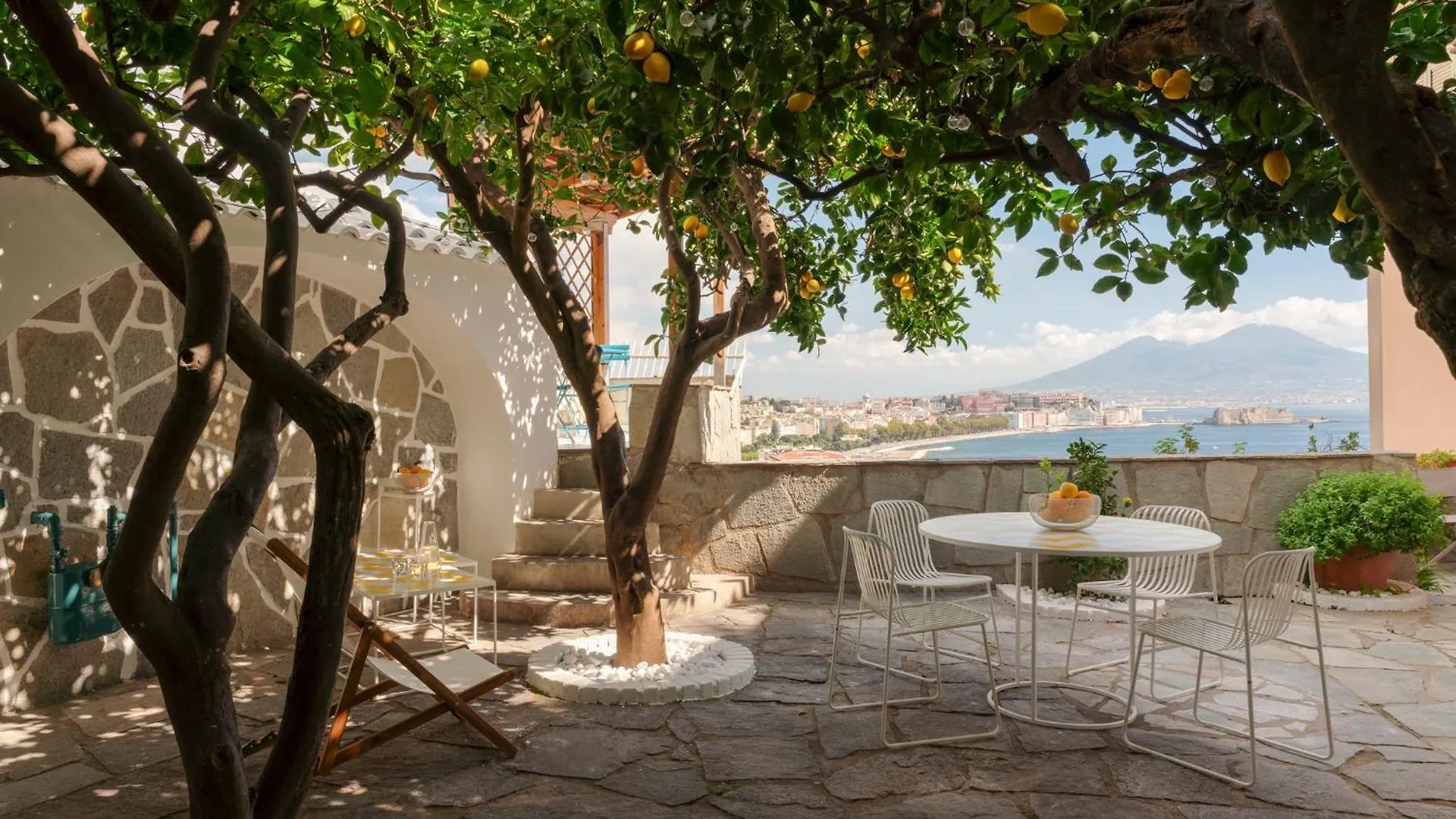 Jallo & Blue Petite Suite Naples